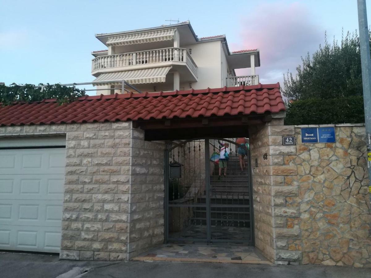Apartmani Jureta 오크루그고른지 외부 사진